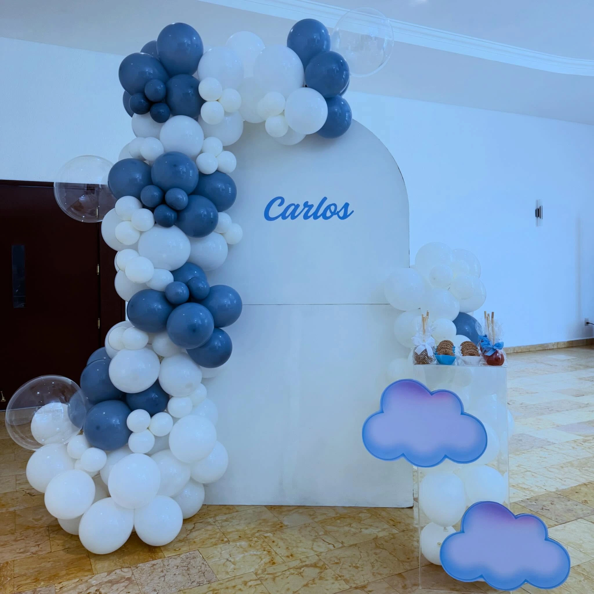 Arreglo con globos y flores