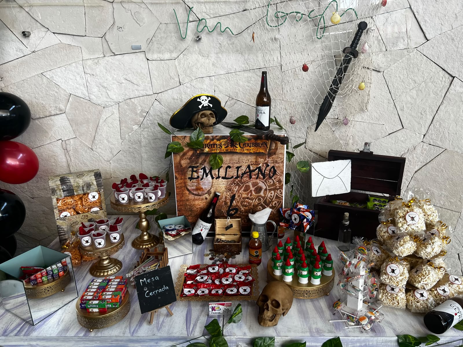 Detalle de dulces y accesorios decorativos